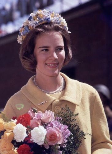 希腊王后安妮玛丽,也是丹麦公主,丹麦女王的小妹,18岁刚成年就嫁给了