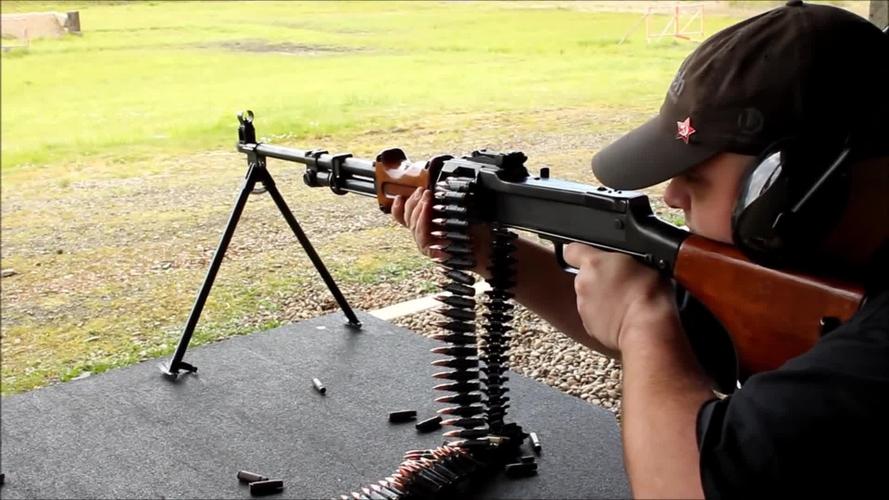前苏联的rpd轻机枪采用弹链供弹靶场射击评测