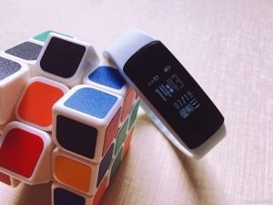 app 通过说明书二维码进行下载app,并与手环进行连接.