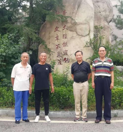 2020年八一黄振海在他的华海酒店邀请老战友们小聚.