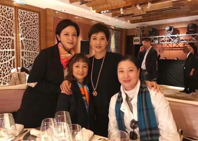 63岁邓婕近照,一个决定让她痛苦一生,女儿越来越像张国立!
