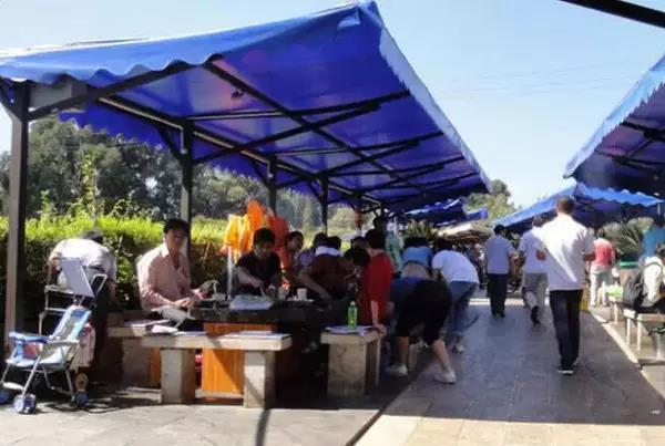 海埂公园目前已免费开放,烧烤完后可到海埂公园内游玩,是周未休闲娱乐