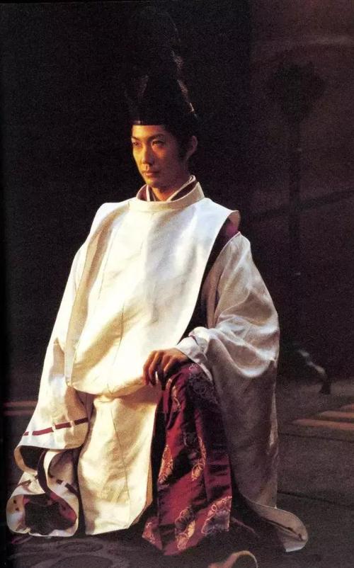 穿着白色狩衣的安倍晴明,野村万斋饰演