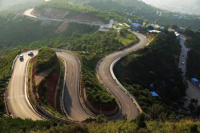 最美的一段在临潼天文台,道路曲折盘旋,号称十八盘.