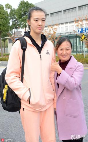 江苏女排球员离开球馆 张常宁龚翔宇与球迷合影