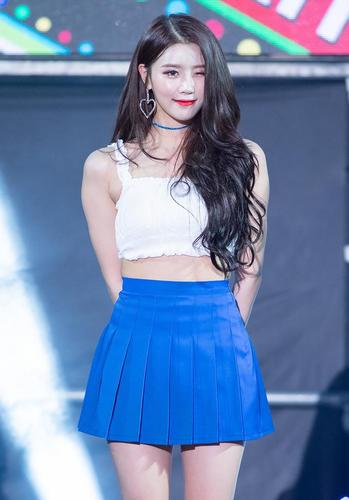 李美珠白色抹胸配上蓝色短裙 将女人的妩媚完美的展现出来