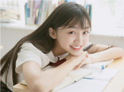 继黄杨钿甜之后,杨幂旗下再签05后女童星,网友:撞脸郑爽了!