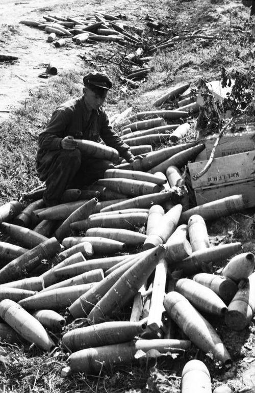 1943年,布良斯克,一名苏军士兵查看被德军遗弃的大量105毫米榴弹炮
