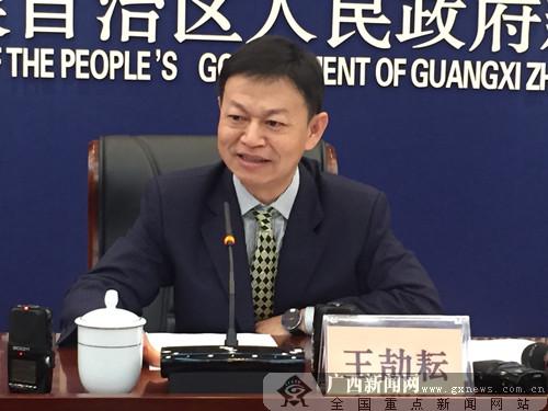 自治区交通厅副厅长王劼耘向媒体发布我区高速公路建设工作进展情况.