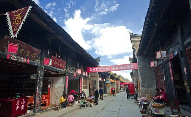 秦岭南坡的凤凰古镇,距今1400年,古集繁荣曾被誉为 "小上海"