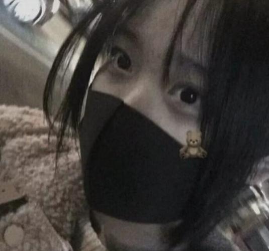 戴口罩的女生头像
