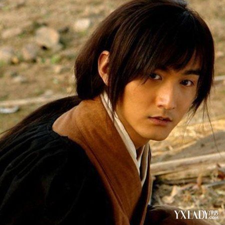2013年搭档郑嘉颖,韩雪领衔主演电视剧《武林宗师叶问》,饰演