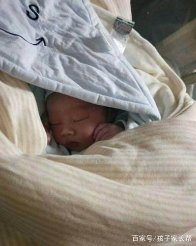 从医院回到家才十分钟,羊水突然破了,搞个措手不及,立马去医院,第二天