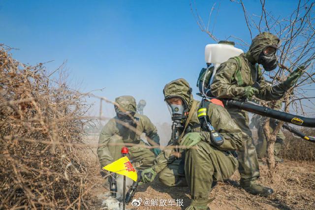 组图武警防化兵演练现场