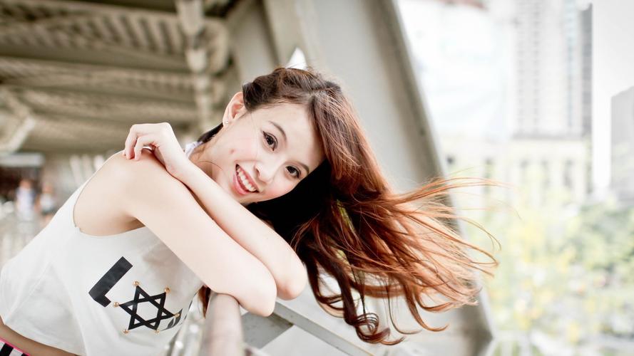 年轻美女微笑图片,小酒窝,长头发,桌面壁纸