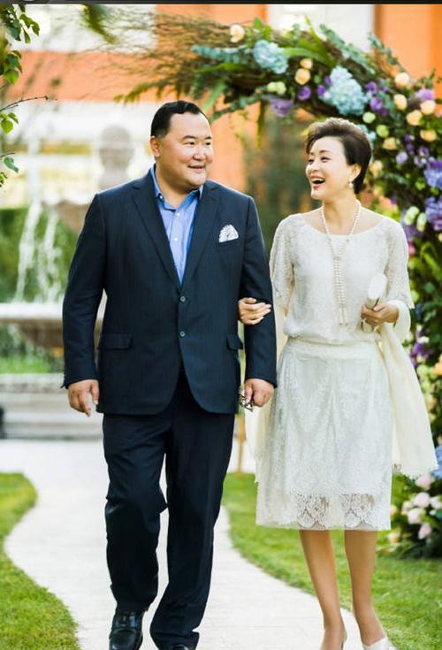 49岁杨澜和50岁富豪老公吴征近照