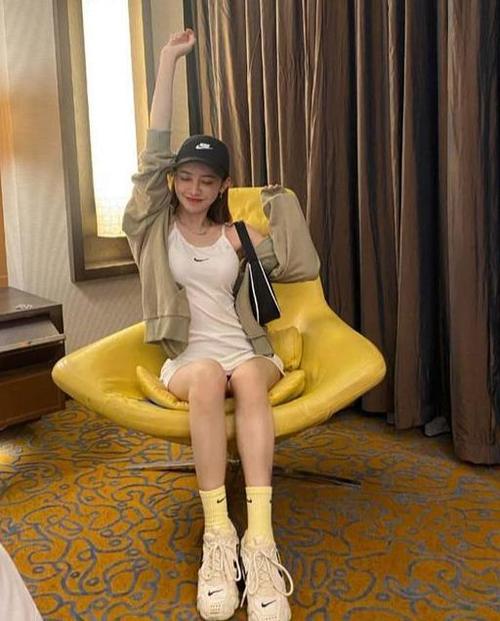 女主播美娜自拍照,身材纤瘦有力,小吊带超短裙充满