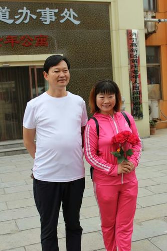 义工刘东成与王三妮合影留念