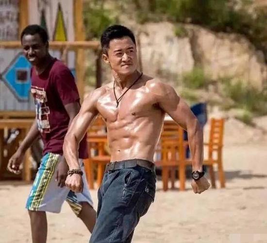 功夫明星的肌肉:躲过成龙的臂,却躲不过李小龙的蝙蝠背!