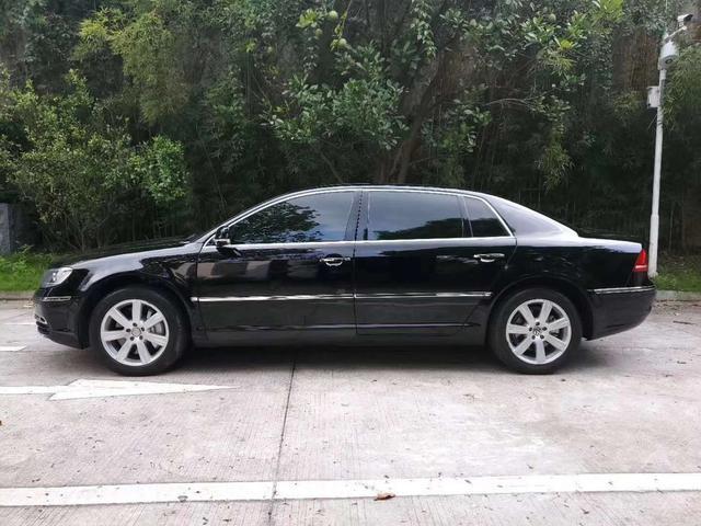 14年大众辉腾3.6售价12万,外观低调配置却奢华,王牌车型