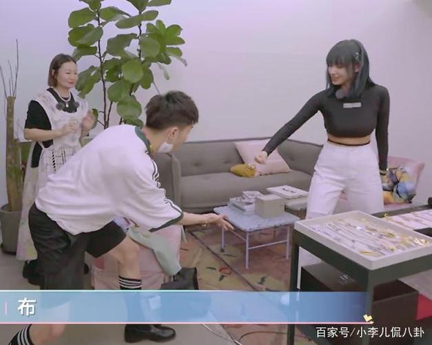 程潇为马伯骞做造型,街头风又潮又酷,马老师为程潇搭配的超高级