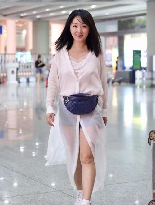 杨钰莹被拍生图好惊艳穿蓝色衬衫裙仍像少女小腿肌肉好抢镜