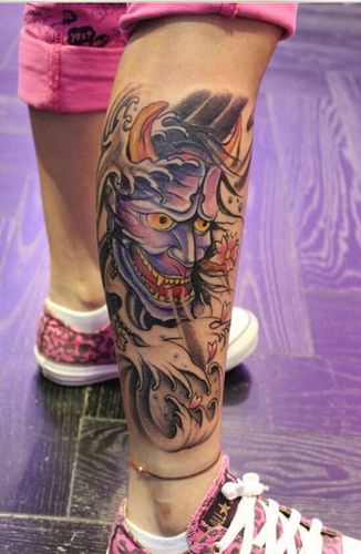 时尚女性腿部个性彩色般若纹身图案