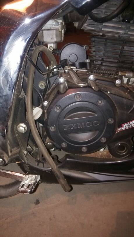 摩托车发动机上这根管子是干什么的