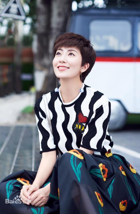 美女主持人紫檀的充满魅力的近身照