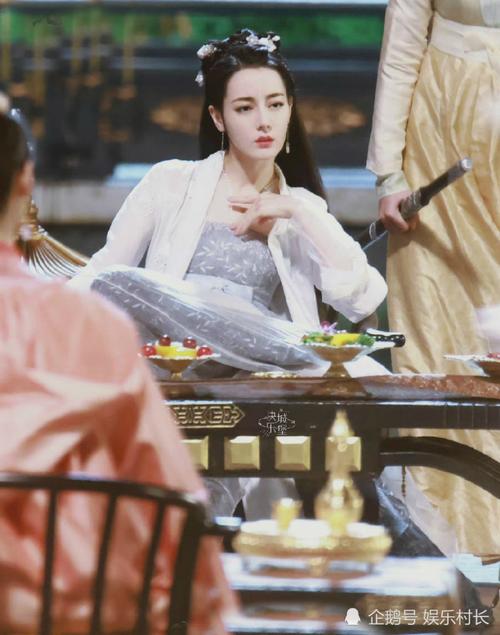 《安乐传》路透,迪丽热巴霸气可爱秒切换,摸脸杀龚俊好有爱,刘宇宁