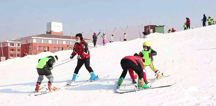 宁津蟋蟀谷滑雪场滑雪教练梁鑫宇说:"滑雪作为雪上运动,对人体各个