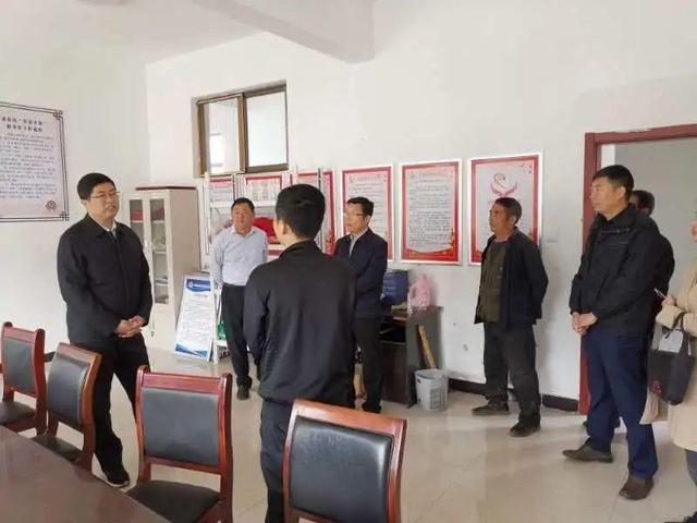 颜士刚到诸葛镇调研