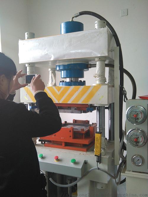 金属加工机械 金属成型机械 > 供应山东临沂300*300集成吊顶设备   "