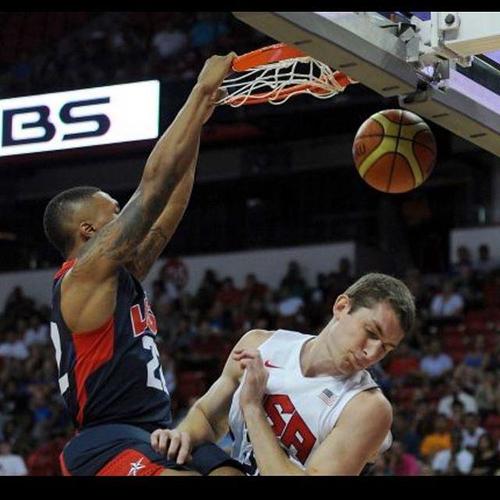 利拉德ins晒国家队比赛时扣篮照