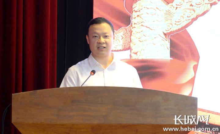河北普阳钢铁有限公司执行董事郭龙鑫当选为第四届理事会会长并发言.