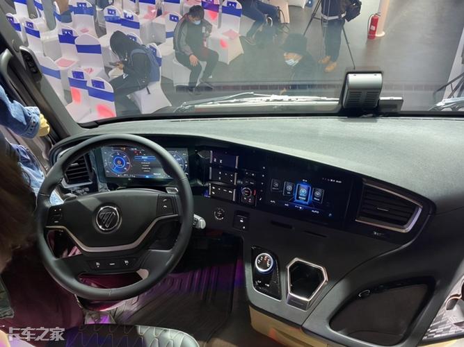 580马力 amt,高科技配置超多,欧曼银河牵引车亮相上海