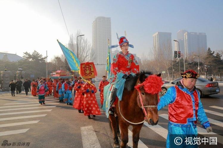 新郎官骑马迎亲引路人围观_高清图集_新浪网