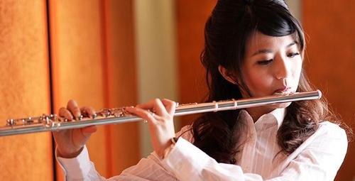 注意嘴唇的中部(出气孔)两侧对压在一起,使嘴唇的内唇相互挤压,使其向