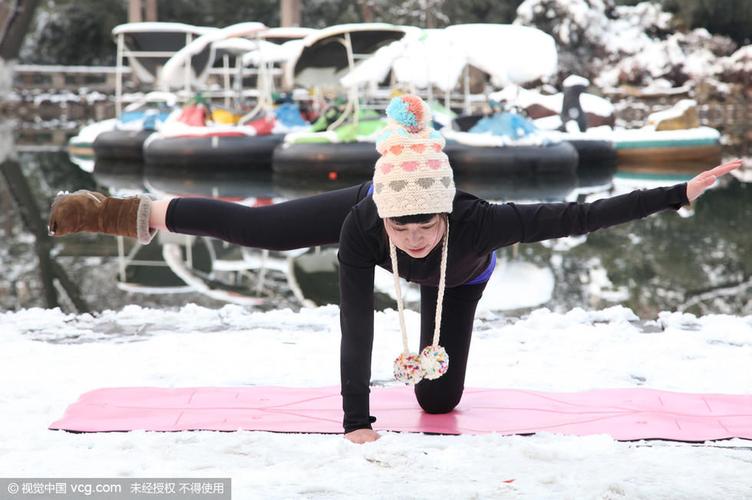 西安:美女赤脚雪地练瑜伽
