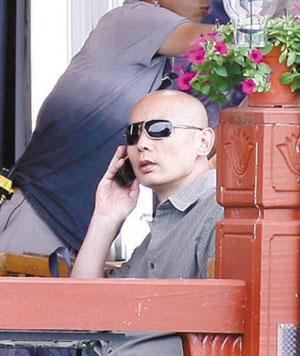 葛优戴墨镜装酷