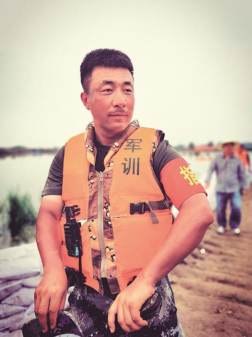 胳膊晒伤长满水泡空降兵某营营长周立文说这是我的抗洪勋章