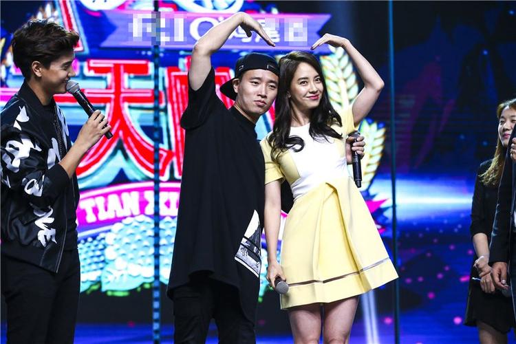 组图:跑男周一情侣宋智孝gary《天天向上》甜蜜牵手