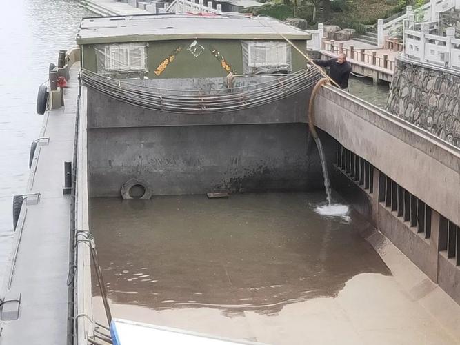 突发!500吨大铁船被卡姜堰人民桥下