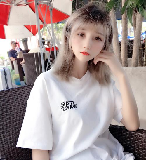 大眼萌妹性感诱惑写真图片