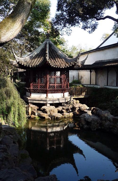 " 苏州拙政园,始建于明正德初年(16世纪初),是江南古典园林的代表作品