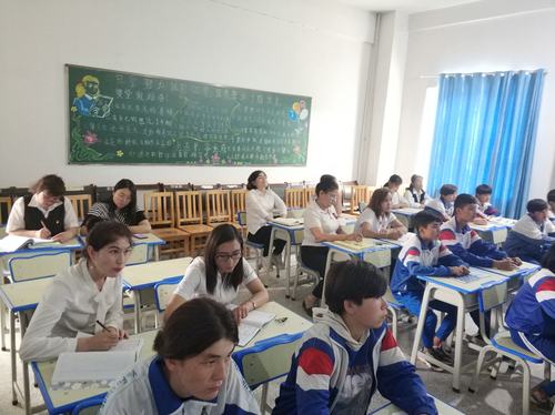 并针对我校教师高效的教学方法进行点评,鼓励牙甫泉镇