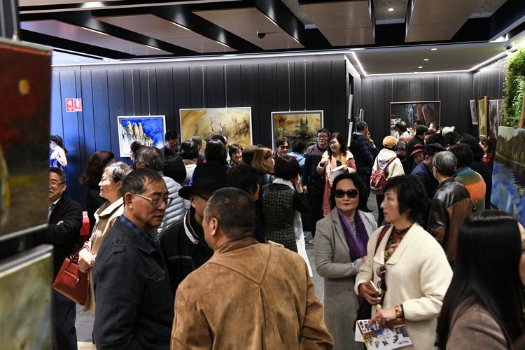 数百嘉宾饶有兴趣地参观了画展.