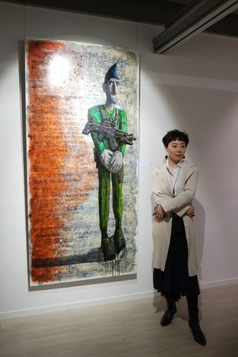 图:陈曦与其作品《拯救》\大公报记者卞卡?摄