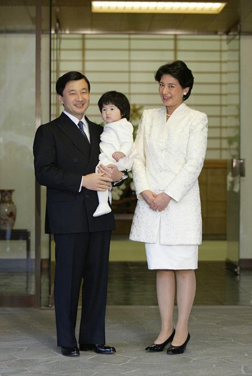 日本雅子皇后少女心贼重!戴雪花耳钉哪像57岁,重复穿旧衣超勤俭