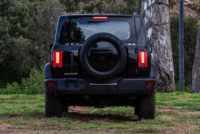 长城汽车 tank 300 是一款魁梧,块状的 4x4 越野车,具有潜在的牧马人